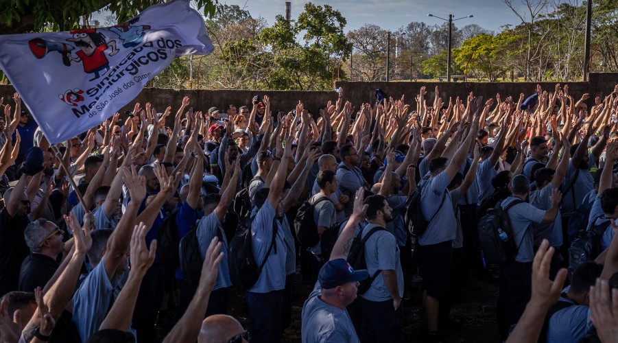 Embraer Workers Suspend Strike and Offer New Proposal