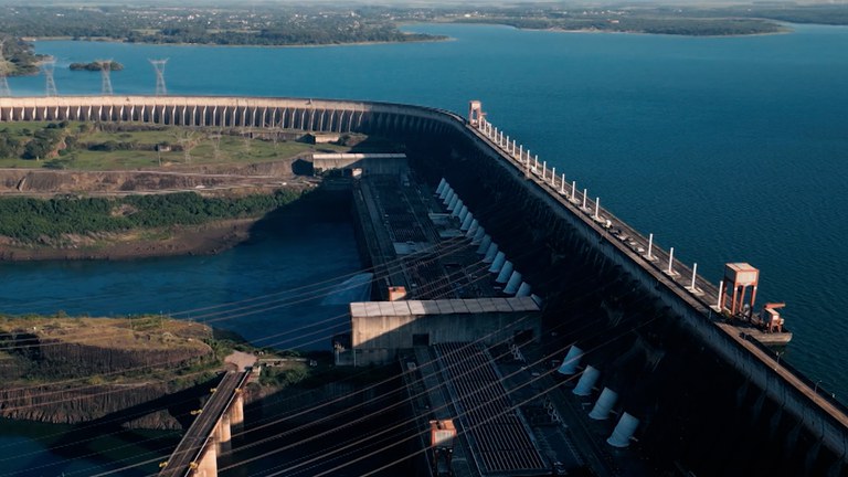 Itaipu starts building floating solar plant