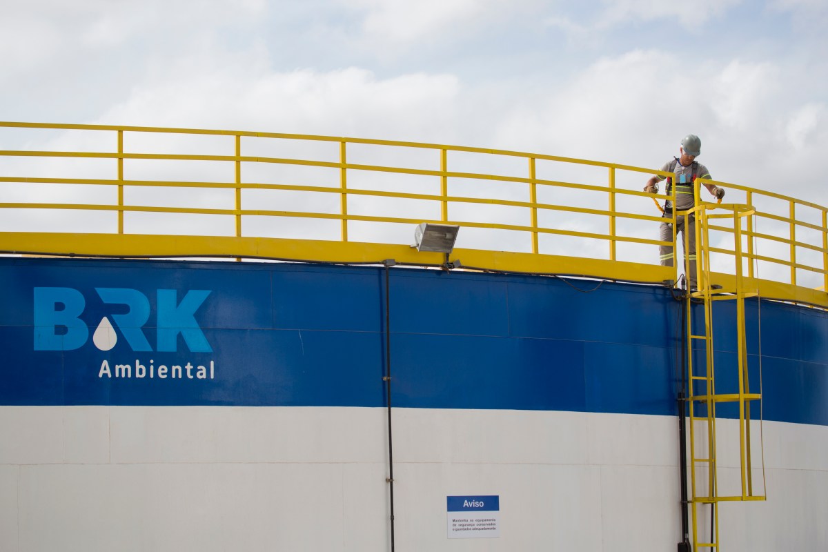 BRK Ambiental weighs share sale to attract global investors