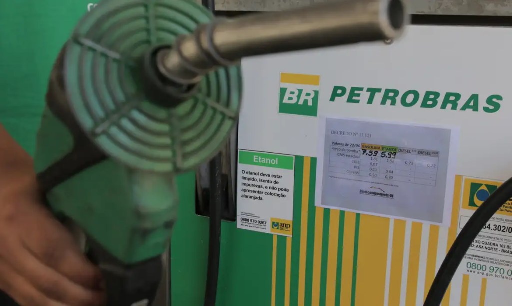 Petrobras cuts gasoline prices for distributors by 4.9% starting Tuesday