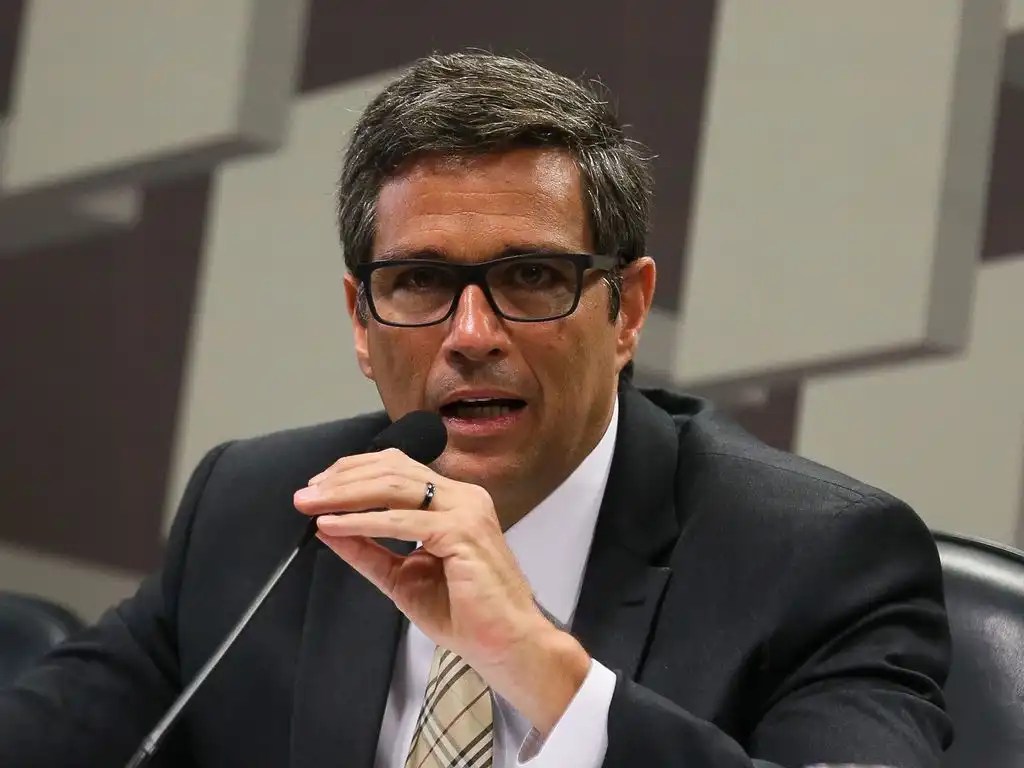 Brazil’s Central Bank Sent 18 Warnings to Banco Master Under Campos Neto