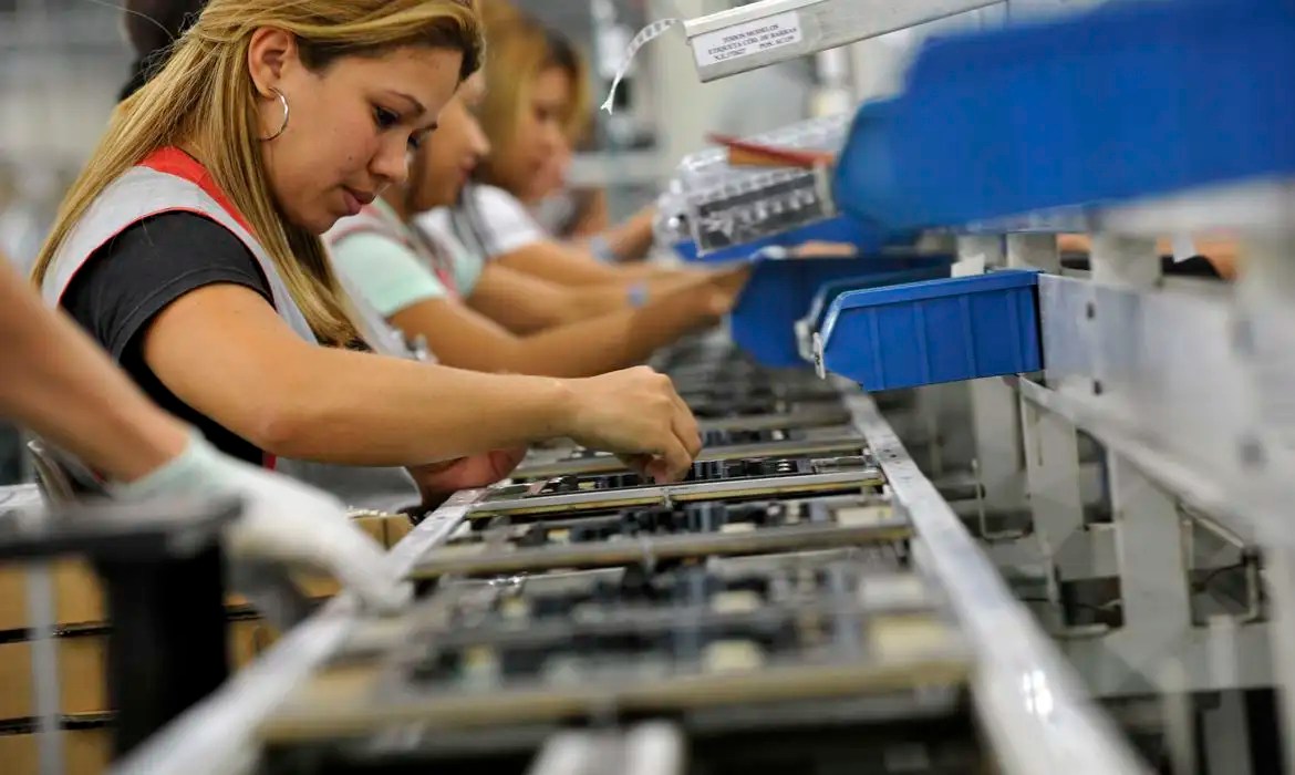 Electronic industry revenue rises 4% in 2025 as consumers shift to High-end products