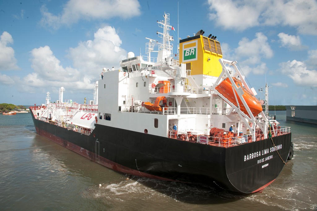 Petrobras to sign R$ 2.8bn shipbuilding contracts to revive naval industry
