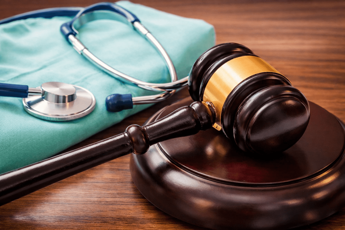 Judicialização da saúde suplementar no Brasil com martelo judicial e estetoscópio