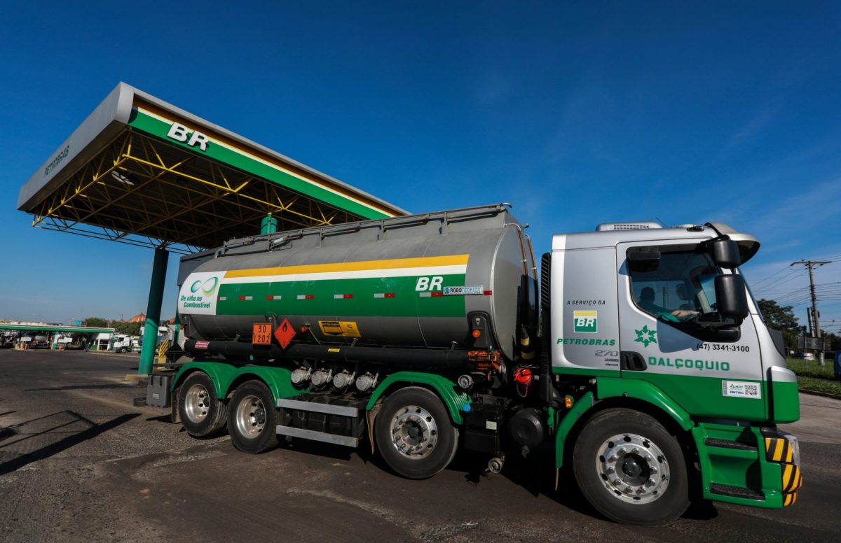 Brazil to Gradually Unwind Fuel Subsidies After Oil Prices Ease